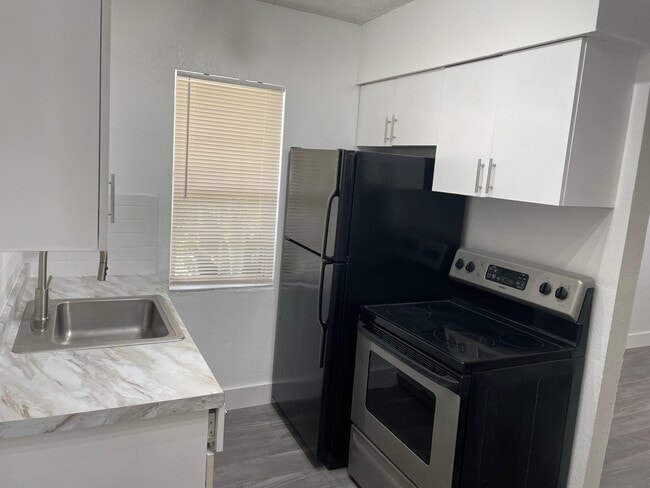 Building Photo - 1450 SW 8th Ct