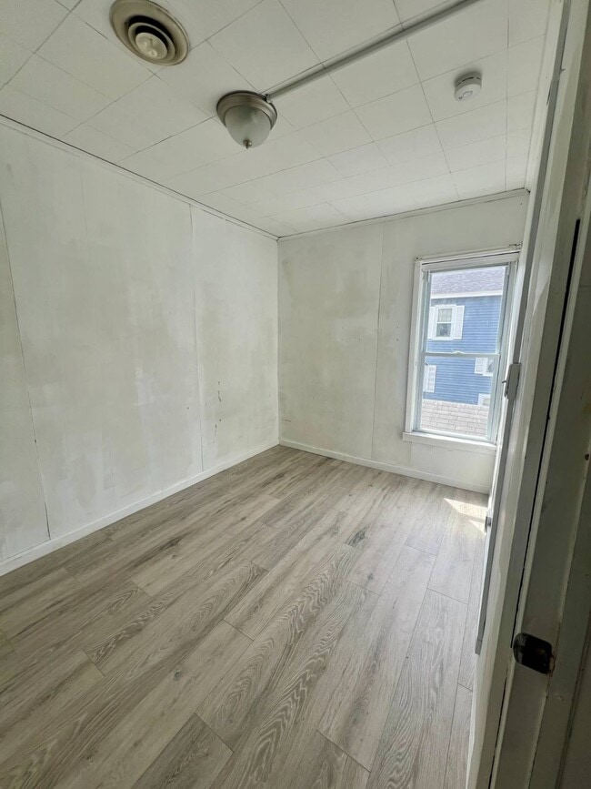 Building Photo - 28 7th Ave