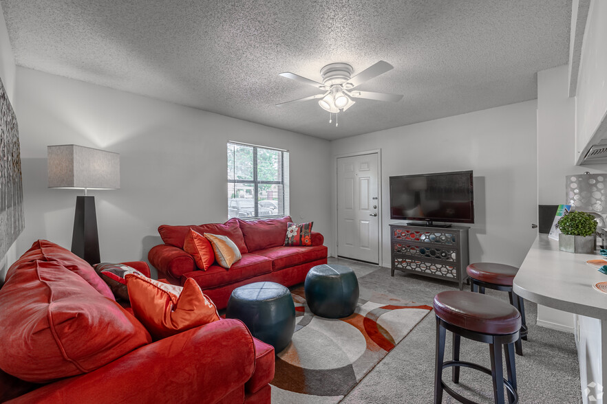 2BR, 1BA - 700SF - Living Room - Pike Place