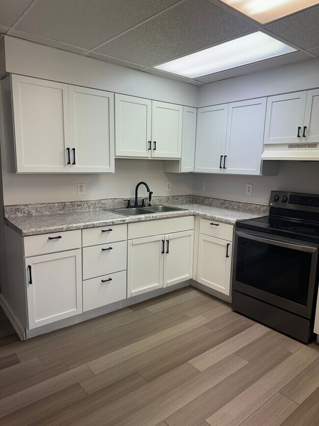 Building Photo - 453 Mooreland Ave