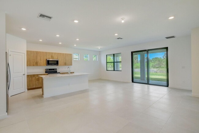 Building Photo - 5946 SE Sky Blue Cir