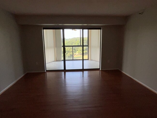 Building Photo - Large 2BR 2BA 7th floor condo facing the g...