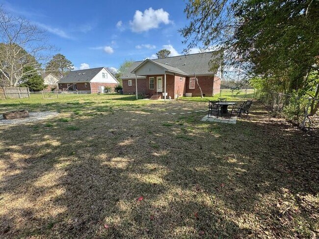 Building Photo - 4 bedroom 3 Bath Home