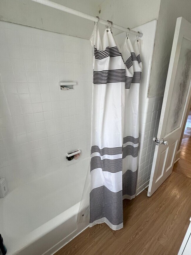 Building Photo - Pennington Rd, Ewing, NJ – 6BR / 2BA. Large single-family home near TCNJ with spacious driveway