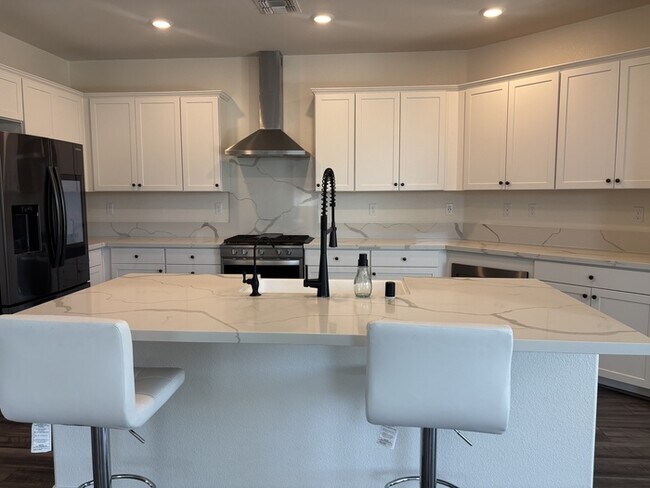 Building Photo - Beautiful 3 Bedroom 2 Bathroom Home