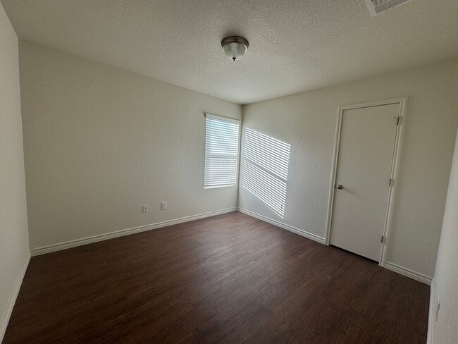 Building Photo - 1537 Justin Lp