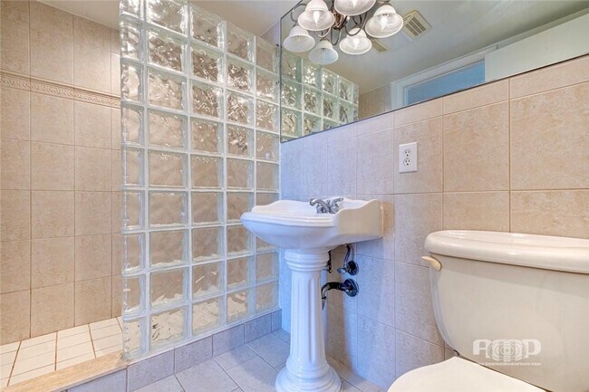 Building Photo - 3100 NE 48th St