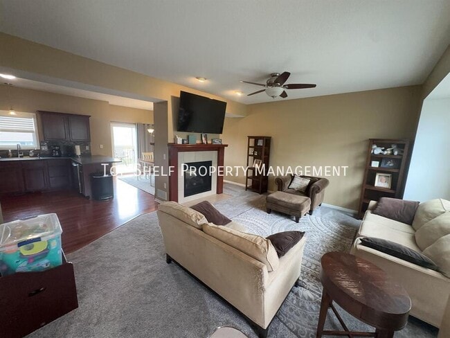 Building Photo - 332 NW Driftwood Dr