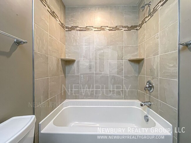 Building Photo - 2 Bedroom, 2.5 Bath Townhome - Discover th...