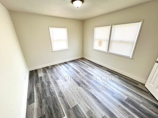 Building Photo - 4667 N Mayfield Ave