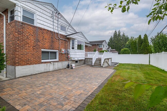 Building Photo - 4100 Meadow Ln