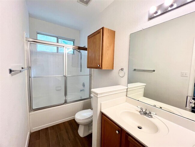 Building Photo - 804 N Creek Blvd