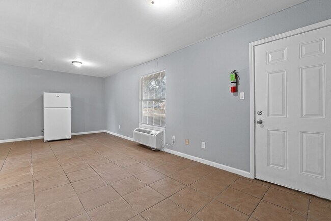 Building Photo - 1820 E Texas St