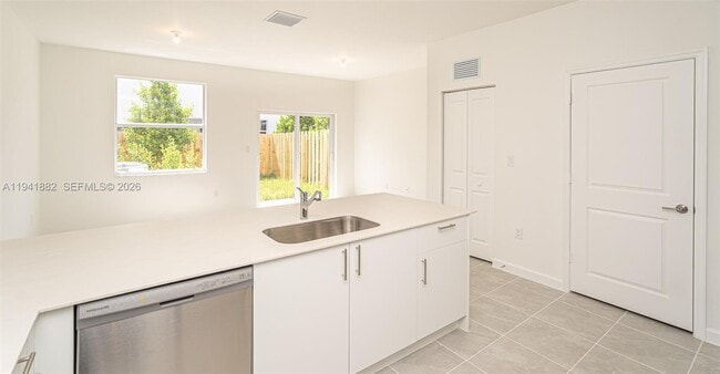 Building Photo - 2646 SE 27th Dr