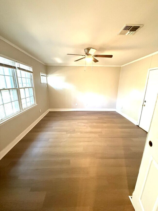 Building Photo - ** 3 bed 1 bath located off Zelda Road ** Call 334-366-9198 to schedule a self showing