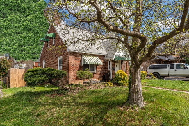 Building Photo - 715 N George Mason Dr