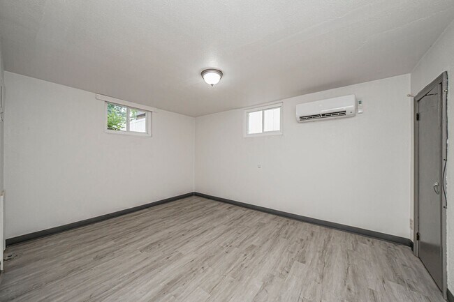 Building Photo - 411 W 5th St