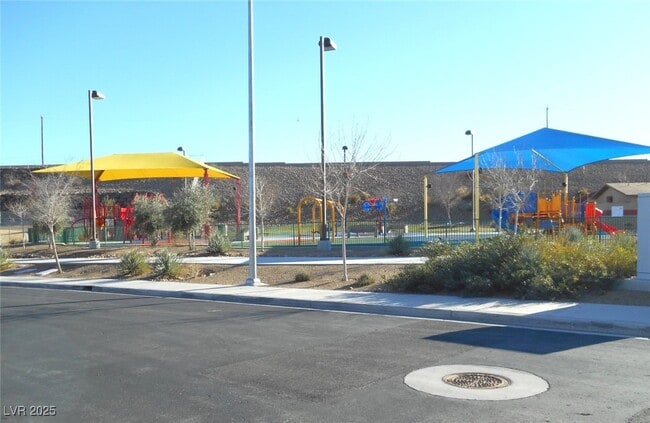 Building Photo - 1033 Fishing St