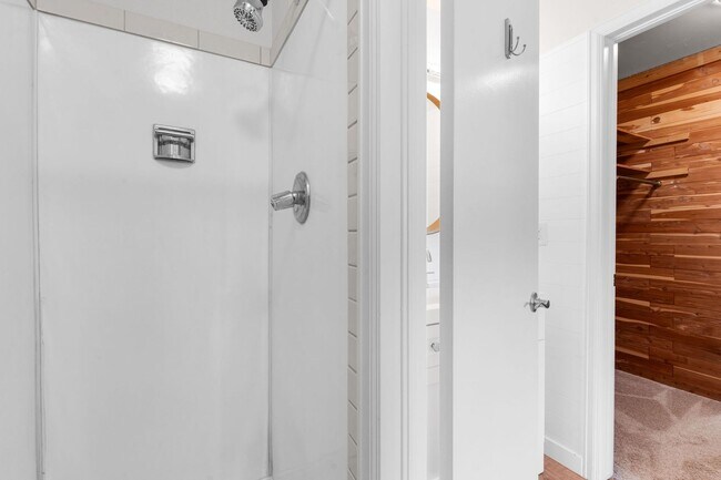 Building Photo - 6550 Delmonico Dr