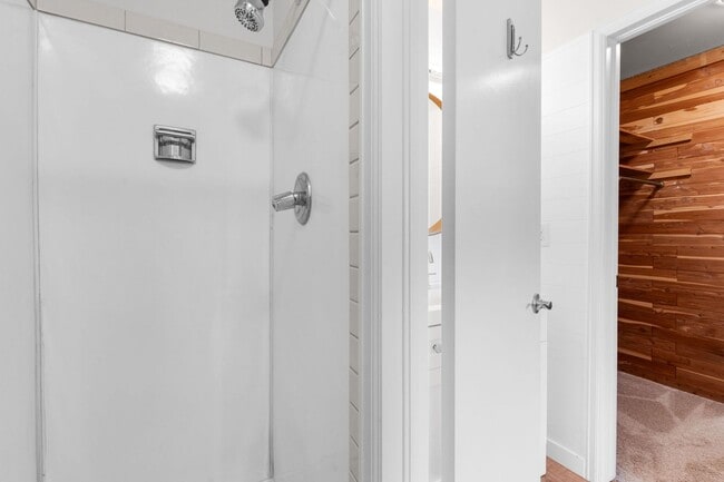 Building Photo - Spacious 3 Bedroom 2 Bathroom Unit