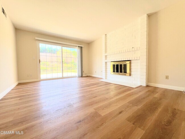 Building Photo - 893 Lindawood St