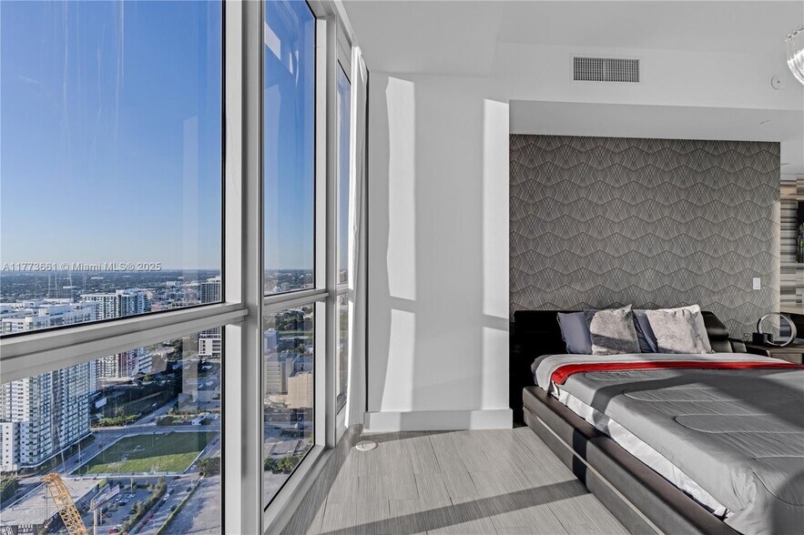 Building Photo - 1100 Biscayne Blvd