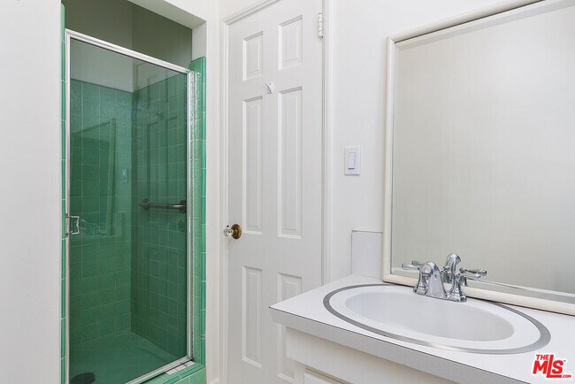 Building Photo - 2091 N Roosevelt Ave