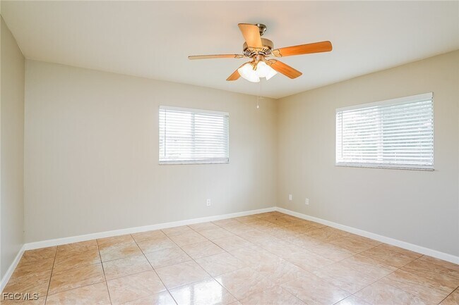 Building Photo - 2214 SW 2nd Ct