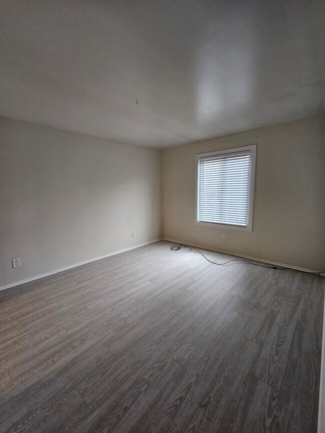 Building Photo - 800 Brook Dr