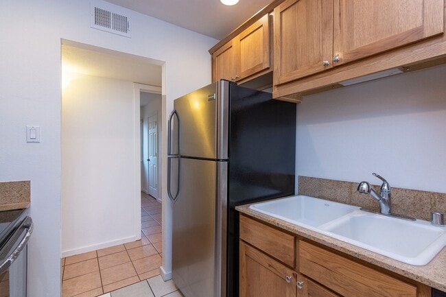 Building Photo - Fully Furnished One Bedroom Condo Availabl...