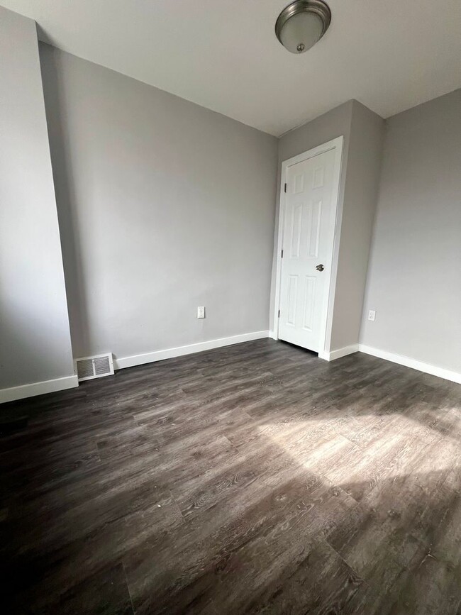 Building Photo - Renovated 4-Bedroom Townhome in Germantown...