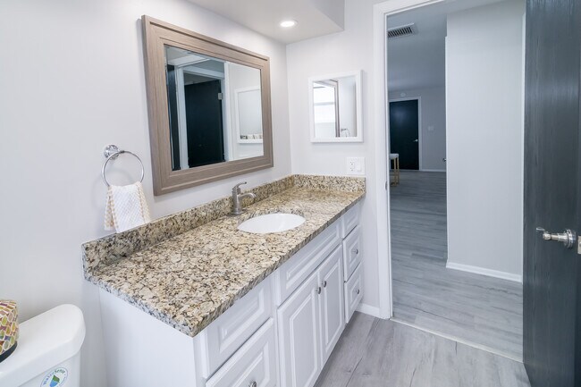 Building Photo - 6443 Lomand Ave