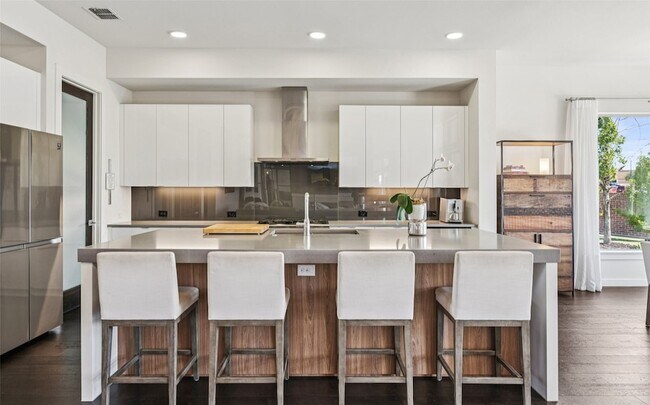 Building Photo - 5008 Statesman Ln