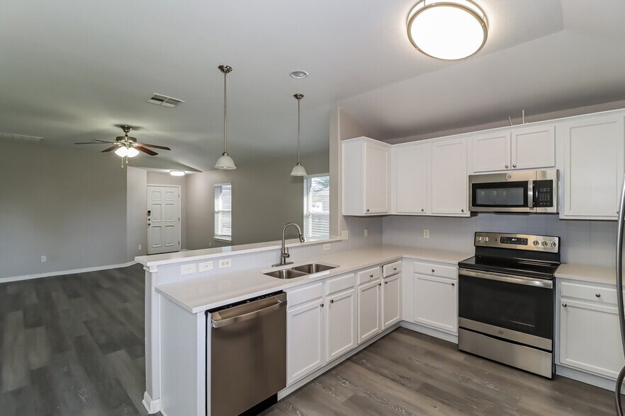 Building Photo - 223 Legends of Hutto Tr