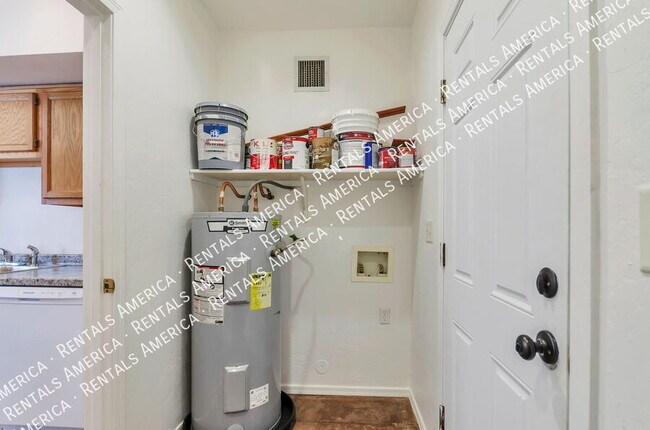 Building Photo - 1009 E Halcyon Rd