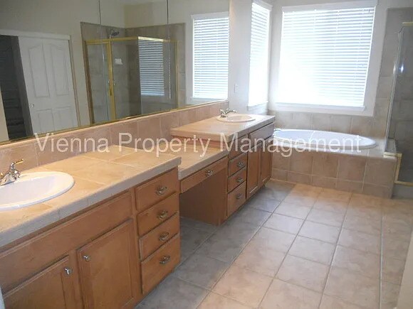 Building Photo - 6768 Maple Creek Dr