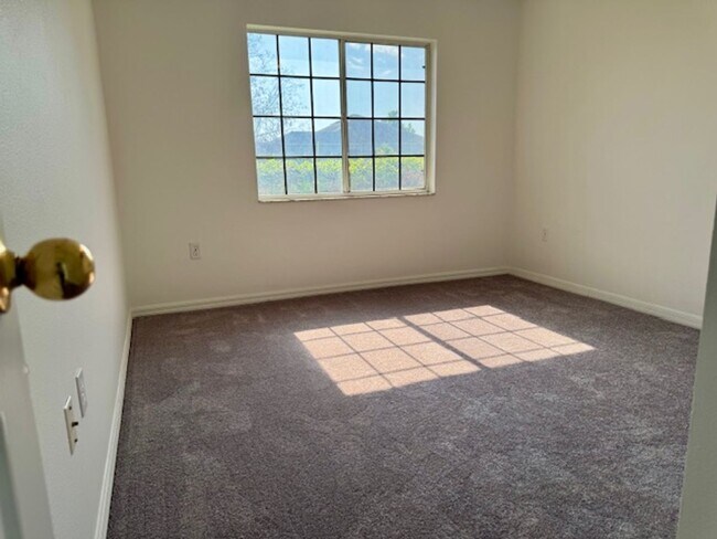 Building Photo - 838 Hillcrest Dr