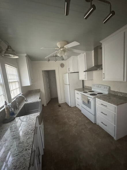 Building Photo - 708 N Chester Ave
