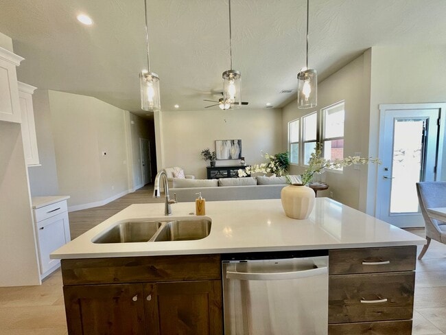 Building Photo - 5-Bedroom home in Desert Canyons