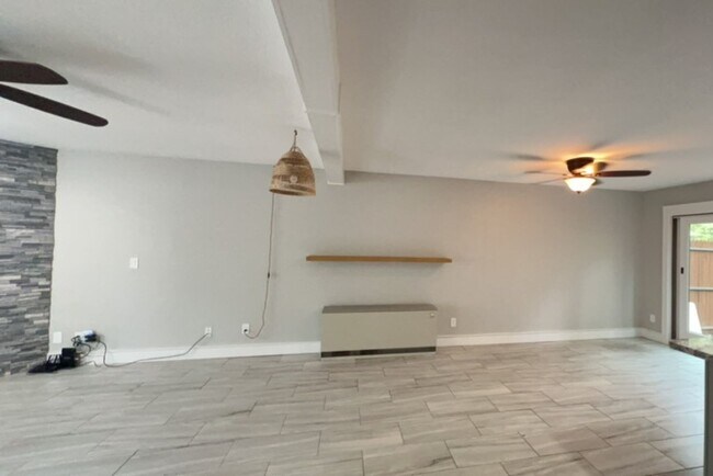 Building Photo - Updated Townhouse backed by National Forest