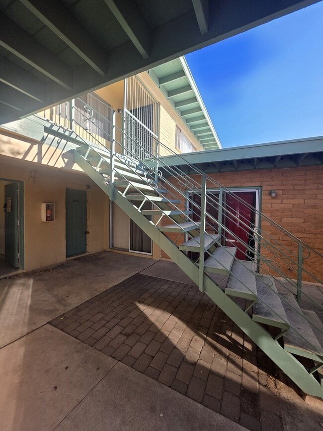 Building Photo - 1558 N Craycroft Rd