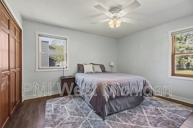 Building Photo - 6593 Crownpointe Dr SW