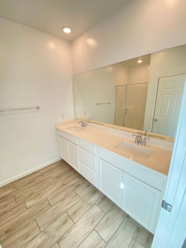 Building Photo - Gorgeous 2Bed/2.5Bath/2Car Townhome located in Gated Community in Henderson