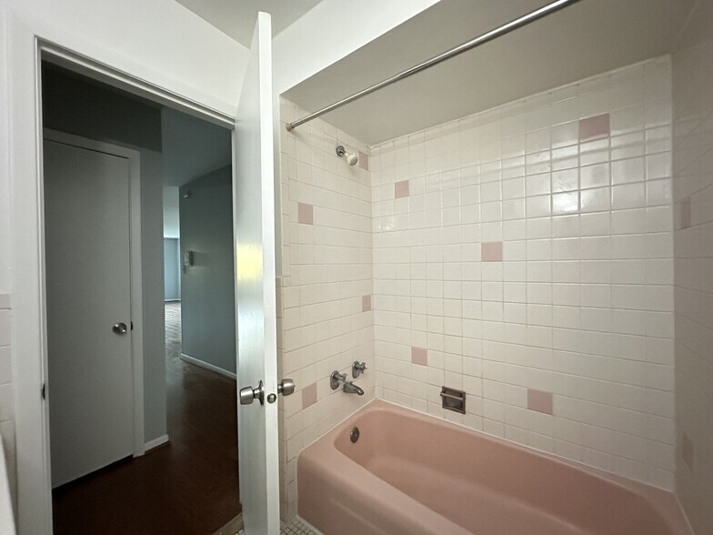 Building Photo - 8644 Skokie Blvd