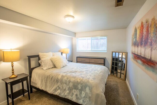 Building Photo - 1416 E Hollow Dale Dr