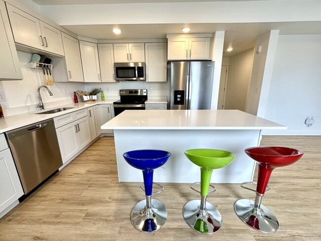 Building Photo - Modern 3-Bedroom Condo in Adventurous Daybreak!