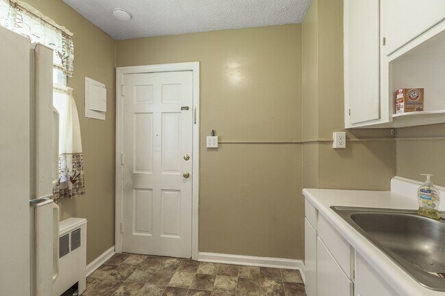 Building Photo - Historic Apartment located a short drive from Elon!