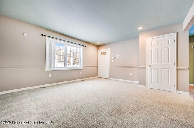 Building Photo - 28 Robin Ln