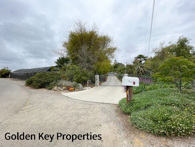 Building Photo - Charming farmhouse available in rural Vist...