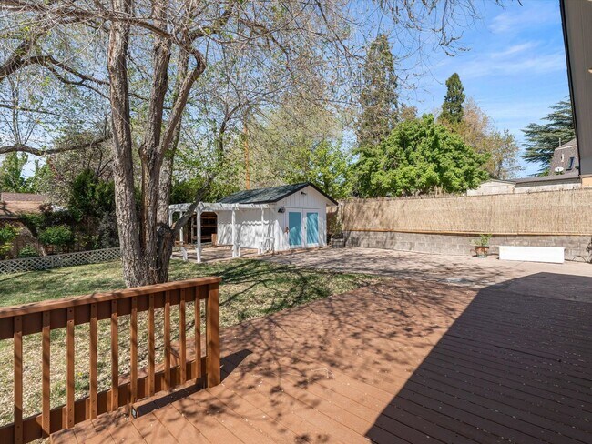 Building Photo - 2 bed, 1 bath with built in office near UNR